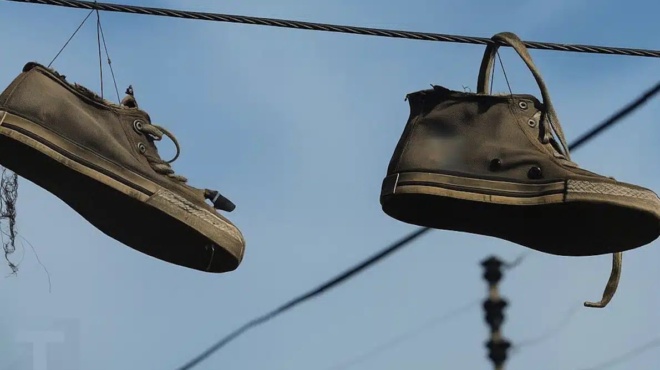 to-noima-piso-apo-ta-papoytsia-poy-kremontai-sta-kalodia-toy-reymatos-ti-simainei-pragmatika-426658