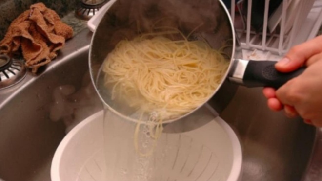 min-petate-pote-to-nero-apo-ta-makaronia-sto-nerochyti-yparchei-sovaros-logos-amp-8211-oloi-tosa-chronia-kanoyme-ena-megalo-lathos-429882