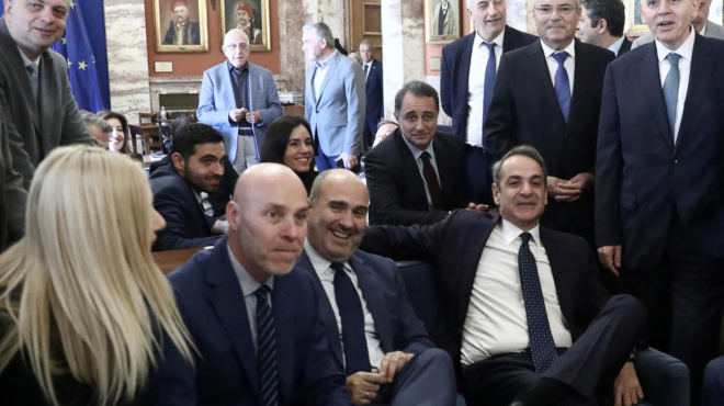 chalaros-kai-chamogelastos-o-mitsotakis-emathe-simera-ta-eycharista-nea-kai-einai-mesa-sti-treli-chara-430087