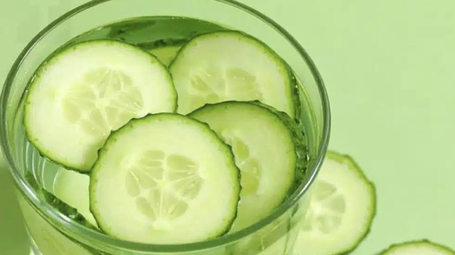 an-pinete-nero-me-aggoyri-kathe-proi-na-ti-tha-symvei-sto-soma-sas-430117