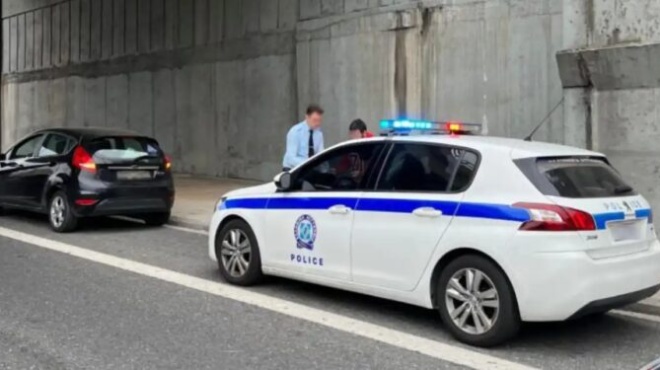 gnosti-dimosiografos-synelifthi-se-mploko-gia-alkotest-evrise-kai-apeilise-astynomikoys-430279