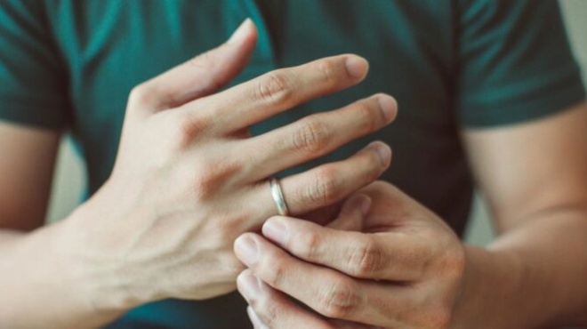 emeine-me-to-stoma-anoichto-otan-akoyse-tin-protasi-tis-gynaikas-toy-thelei-na-afiso-egkyo-tin-kalyteri-fili-tis-echoyn-schedio-430903