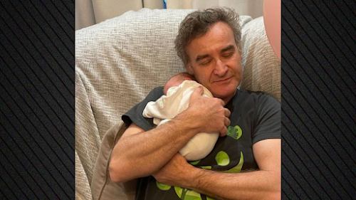 nikos-orfanos-gia-tin-proori-gennisi-tis-koris-toy-chairomastan-kai-klaigame-me-kathe-10-grammaria-poy-epairne-431350