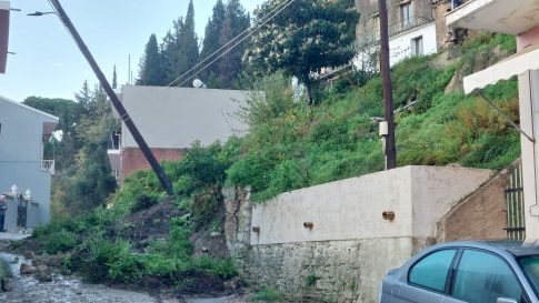 peiraias-echase-ti-zoi-tis-13chroni-mathitria-tin-ora-toy-fagitoy-prosichthi-o-dieythyntis-kai-enas-daskalos-431906