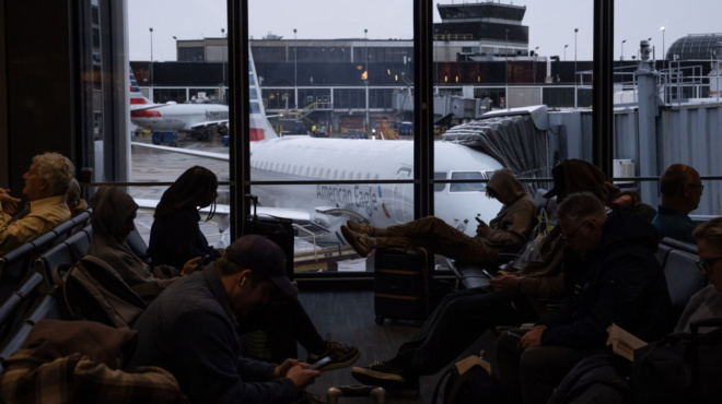 panikos-sta-aerodromia-2-700-akyroseis-kai-10-000-kathysteriseis-se-24-ores-amp-8211-ti-echei-symvei-428824