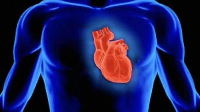 ta-2-snmadia-otan-perpatate-poy-deichnoyn-oti-i-kardia-sas-kindyneyei-432004