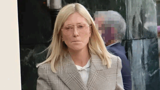 i-pio-galazoaimati-tis-elladas-i-mari-santal-vgike-volta-sto-kentro-tis-athinas-me-to-skylaki-tis-tsanta-20-000-eyro-430380