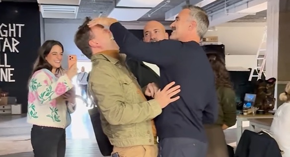 para-pente-i-stigmi-poy-oloi-perimename-amp-8211-oi-ithopoioi-smigoyn-xana-20-chronia-meta-vinteo-429311