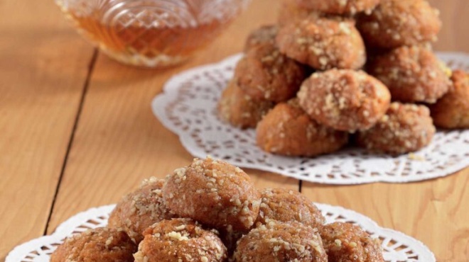 ta-pio-eykola-melomakarona-se-20-amp-8242-kalytera-kai-apo-toy-zacharoplasteioy-i-syntagi-poy-echei-ginei-viral-kai-tin-kanoyn-oles-fetos-427957