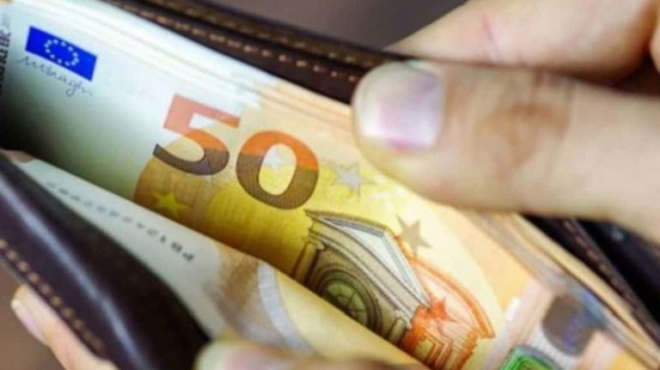 neo-epidoma-200e-ton-mina-i-kyvernisi-etoimazei-enischysi-anasa-gia-chiliades-431878