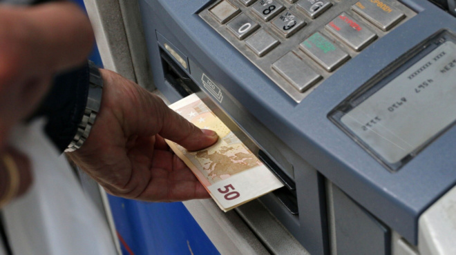 oyres-sta-atm-apo-chiliades-ellines-syntaxioychoys-allazei-i-imera-poy-mpainei-stoys-logariasmoys-to-ektakto-epidoma-ton-250-eyro-430193