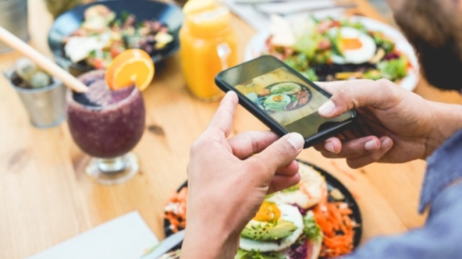 pethane-o-gnostos-30chronos-influencer-poy-etroge-10-000-thermides-tin-imera-se-akraio-marathonio-fagitoy-433760