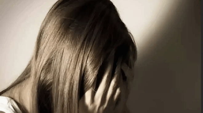 friki-gia-40chroni-ellinida-sta-cheria-toy-syzygoy-tis-tha-se-x-moy-irthan-a-434570