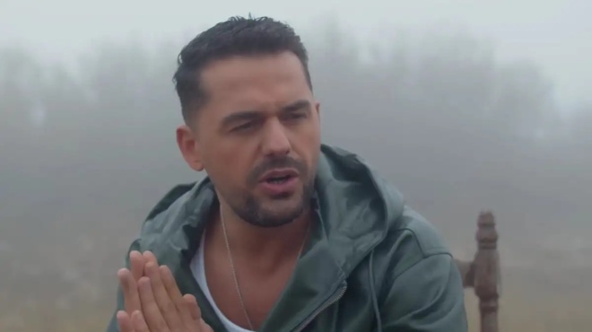 thrinos-tora-nekros-o-pasignostos-40chronos-tragoydistis-tin-ora-tis-synaylias-amp-8211-se-sok-oi-theates-433514