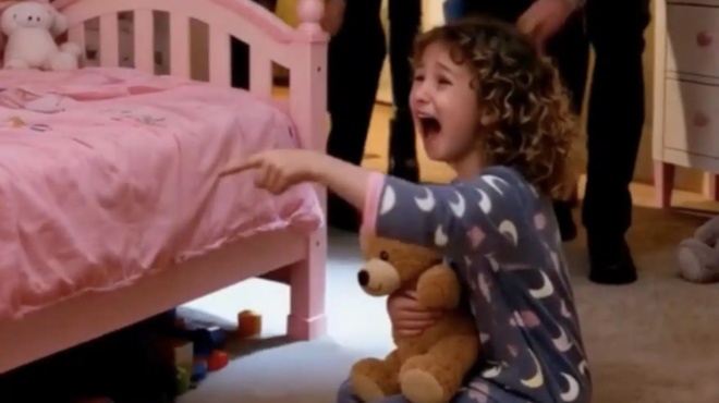 ena-5chrono-koritsaki-kalese-to-100-psithyrizontas-kapoios-einai-kato-apo-to-krevati-moy-mechri-poy-oi-astynomikoi-koitaxan-apo-kato-kai-anakalypsan-to-adianoito-429075