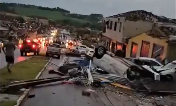 ektakti-eidisisi-anemostrovilos-isopedose-poli-amp-8211-toylachiston-5-nekroi-kai-130-traymaties-amp-8211-ta-panta-katastrafikan-428257