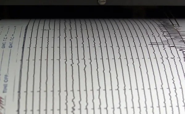 kanei-ton-enan-seismo-piso-apo-ton-allon-peripoy-50-metaseismoi-se-24-ores-amp-8211-protofanis-arithmos-kai-sychnotita-amp-8211-megali-anisychia-429764