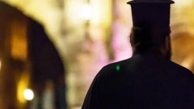 iereas-stin-arta-viaze-7chrono-koritsi-gia-chronia-akomi-kai-mesa-stin-ekklisia-427152