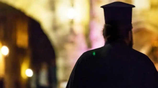 iereas-stin-arta-viaze-7chrono-koritsi-gia-chronia-akomi-kai-mesa-stin-ekklisia-430858