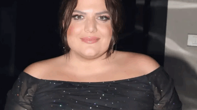 danai-mparka-autos-einai-o-neos-tis-syntrofos-kai-tairiazoyn-apisteuta-fotografia-427681