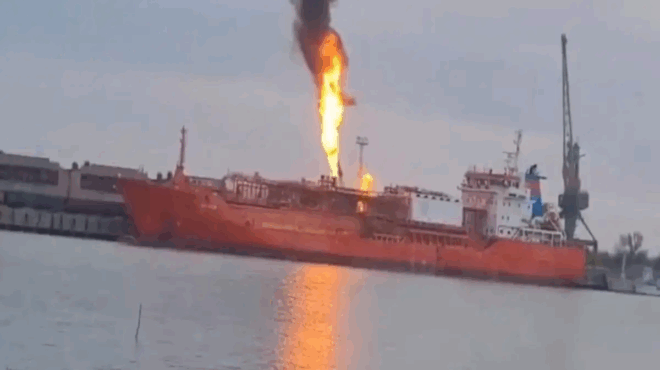 synagermos-sti-roymania-fotia-se-toyrkiko-tanker-apo-epithesi-rosikoy-drone-sta-synora-me-tin-oykrania-ekkenothike-chorio-430927