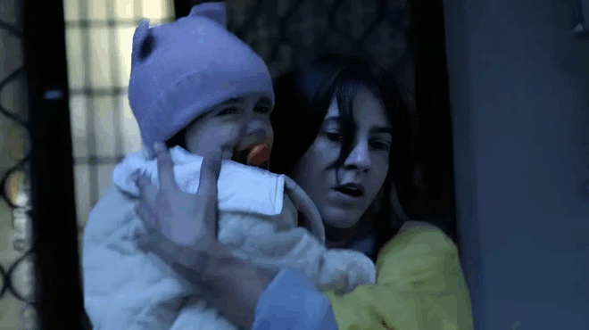 h-diafimisi-ton-imeron-poy-axizei-to-cheirokrotima-olon-433477