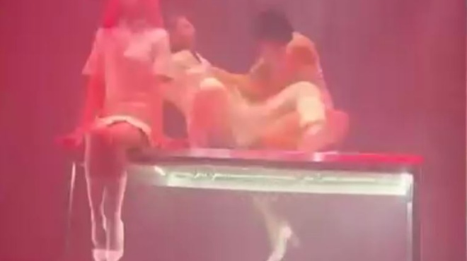 oloi-se-sok-gia-ton-saki-royva-gkremotsakistike-apo-platforma-sti-skini-amp-8211-pagosan-oi-theates-432816