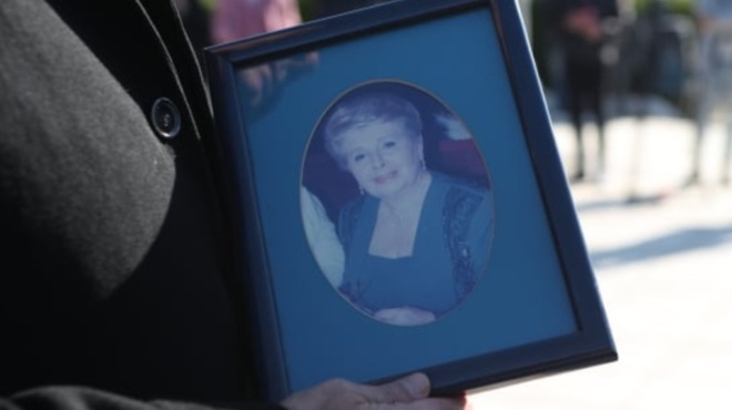 mnimosyno-vefas-alexiadoy-den-itan-ekei-oyte-oi-eggones-tis-oi-protes-fotografies-432859