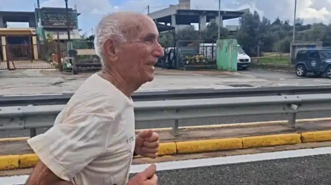 o-yperochos-kyrios-ploytarchos-etrexe-42-chlm-gia-plaka-sta-89-toy-chronia-429007