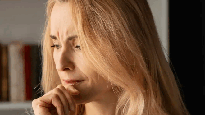 vgaino-me-enan-poly-omorfo-antra-alla-myrizei-synecheia-skordo-kai-den-t-antecho-me-tipota-ti-na-kano-434140