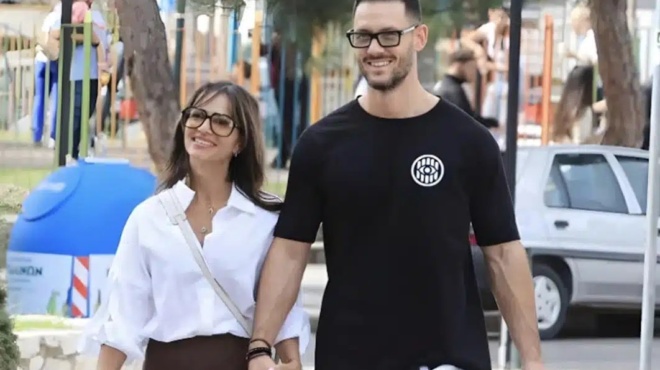 lampoyn-apo-erota-cheri-cheri-sti-glyfada-to-eroteymeno-zeygari-tis-ellinikis-showbiz-428146