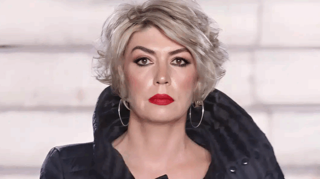 the-chase-i-gynaika-me-ta-mayra-perpatise-stin-pasarela-tis-athens-fashion-week-ntymeni-olokliri-sta-mayra-430005