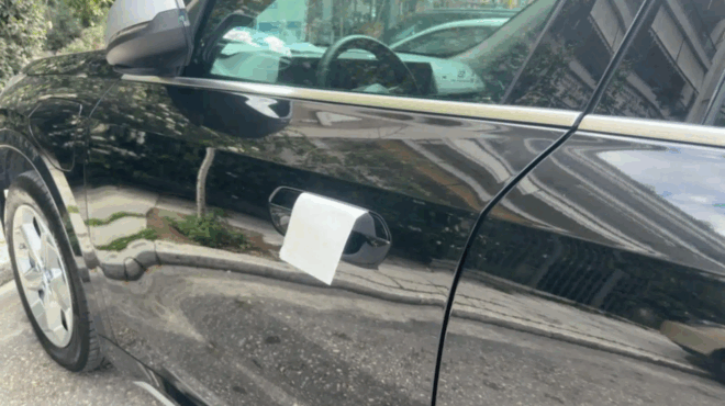 ti-simainei-an-deis-mia-chartopetseta-stin-porta-toy-autokinitoy-soy-to-agnost-kolpo-428378