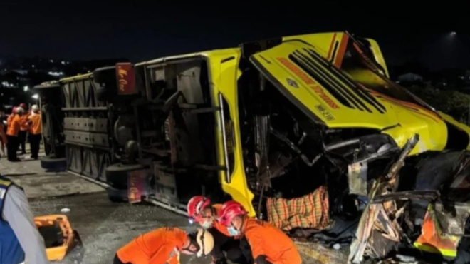 dekaexi-nekroi-se-trochaio-sto-opoio-eneplaki-leoforeio-stin-indonisia-440639