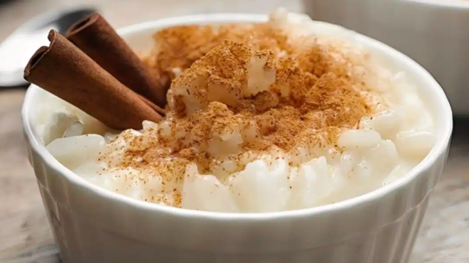 to-mystiko-gia-to-pio-pichto-ryzogalo-i-paradosiaki-syntagi-poy-thymizei-glyko-tis-giagias-436018