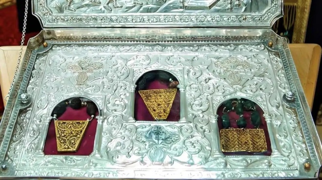 sto-agio-oros-fylassontai-ta-tria-dora-ton-magon-toy-iisoy-440969