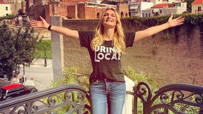 den-eidan-tin-kamera-kai-amp-8230-karfothikan-se-schesi-me-pasignosto-ellina-epicheirimatia-i-natasa-theodoridoy-amp-8211-dierreyse-i-1i-koini-foto-436490