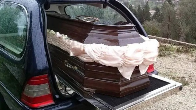 tragodia-se-kideia-pateras-pethane-eno-koyvaloyse-to-feretro-toy-gioy-toy-442604