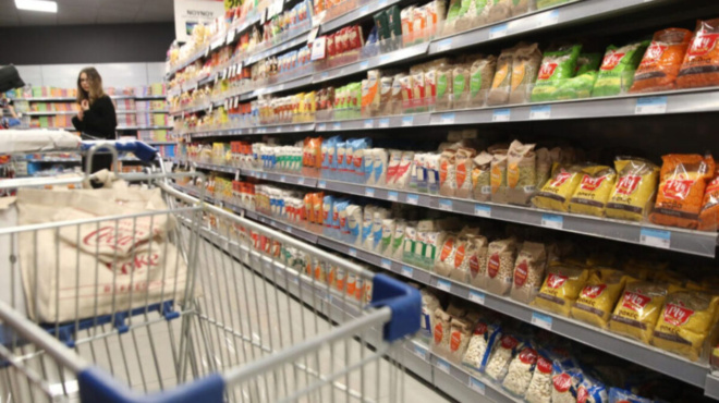 synagermos-stin-ellada-anakaleitai-poly-gnosto-proion-poy-periechei-karkinogono-oysia-se-terastia-posotita-fotografia-442811