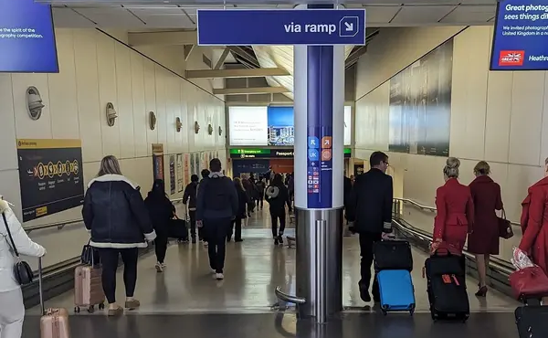 synagermos-sto-aerodromio-echei-gemisei-astynomikoys-poy-kratane-opla-amp-8211-kleistoi-oi-stathmoi-elegchoi-se-ola-ta-ochimata-436562