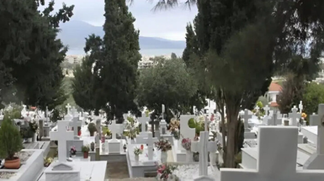 sok-sto-nekrotafeio-kalamarias-pige-na-kanei-ektafi-ton-patera-toy-kai-eide-na-ton-metaferoyn-tyligmeno-se-sentoni-mesa-se-442946