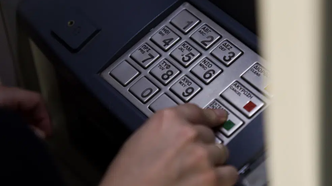 anatropi-sta-atm-me-metrita-choris-karta-pos-ginontai-oi-analipseis-436965