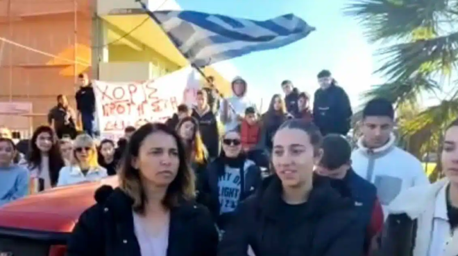 mathites-prochoroyn-se-katalipseis-ton-scholeion-toys-gia-na-stirixoyn-toys-agrotes-goneis-toys-437547