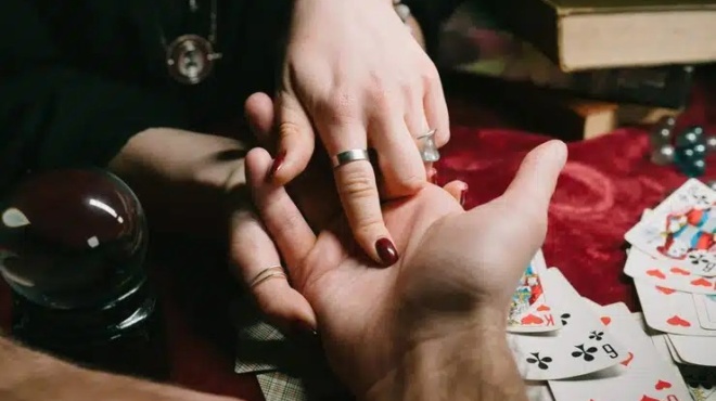 oi-anthropoi-poy-echoyn-ayti-ti-grammi-sto-cheri-toys-einai-poly-xechoristoi-434761