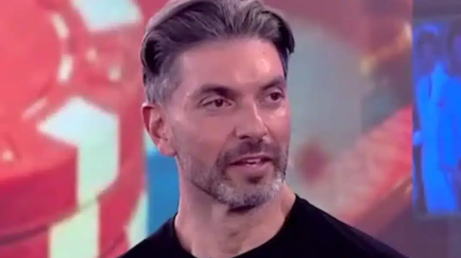 spyros-martikas-se-mia-vila-paranomoy-tzogoy-potisan-ton-panteli-pantelidi-kai-echase-ola-ta-lefta-toy-se-stimeno-paichnidi-437862