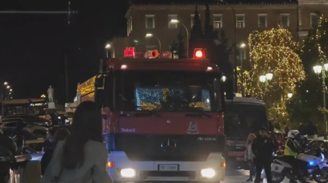 ektakto-tora-fotia-se-pasignosti-trapeza-sto-kentro-tis-athinas-synagermos-stin-pyrosvestiki-438130