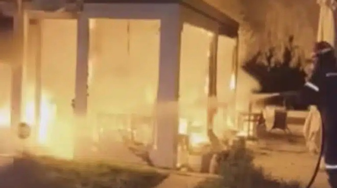 tora-ekrixi-kai-fotia-se-kafeteria-gemati-kosmo-434775