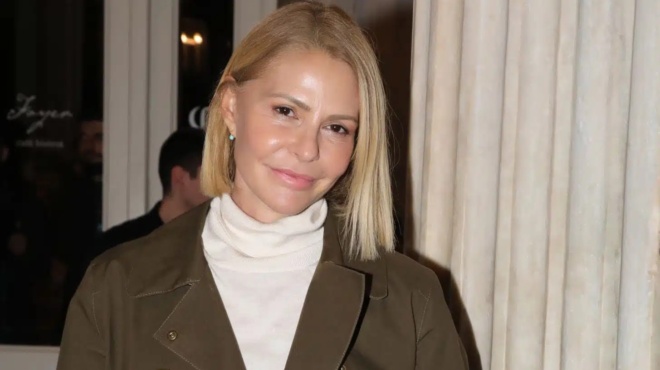 i-tzeni-mpalatsinoy-fotografizei-to-stolismeno-gia-tis-giortes-saloni-kai-tin-trapezaria-toy-spitioy-tis-stin-athina-436164