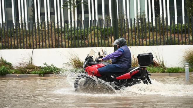 synagermos-pnigetai-i-attiki-amp-8211-eikones-katastrofis-apo-tin-katarraktodi-vrochi-441262