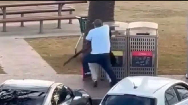 i-sygklonistiki-stigmi-se-vinteo-amp-8211-makeleio-stin-aystralia-politis-iroas-arpazei-tromokrati-poy-itan-etoimos-na-ektelesei-athooys-anthropoys-438494